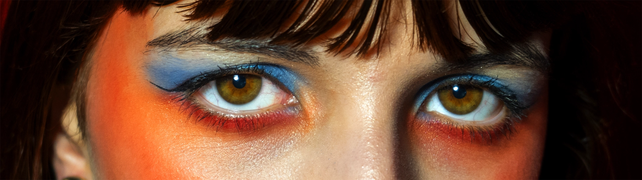 Portrait macro d'un regard avec maquillage artistique