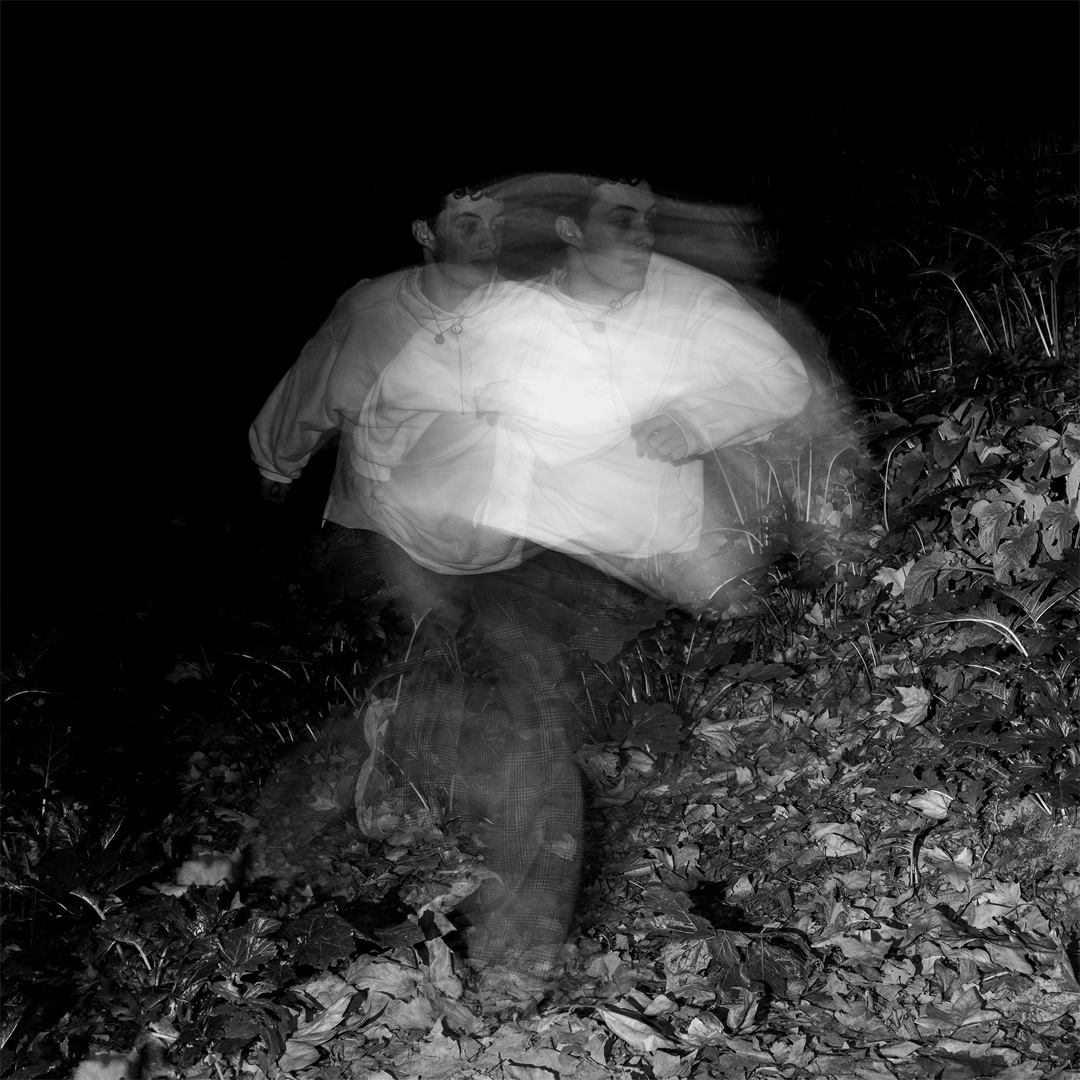 Portrait en noir et blanc avec mouvement en longue exposition