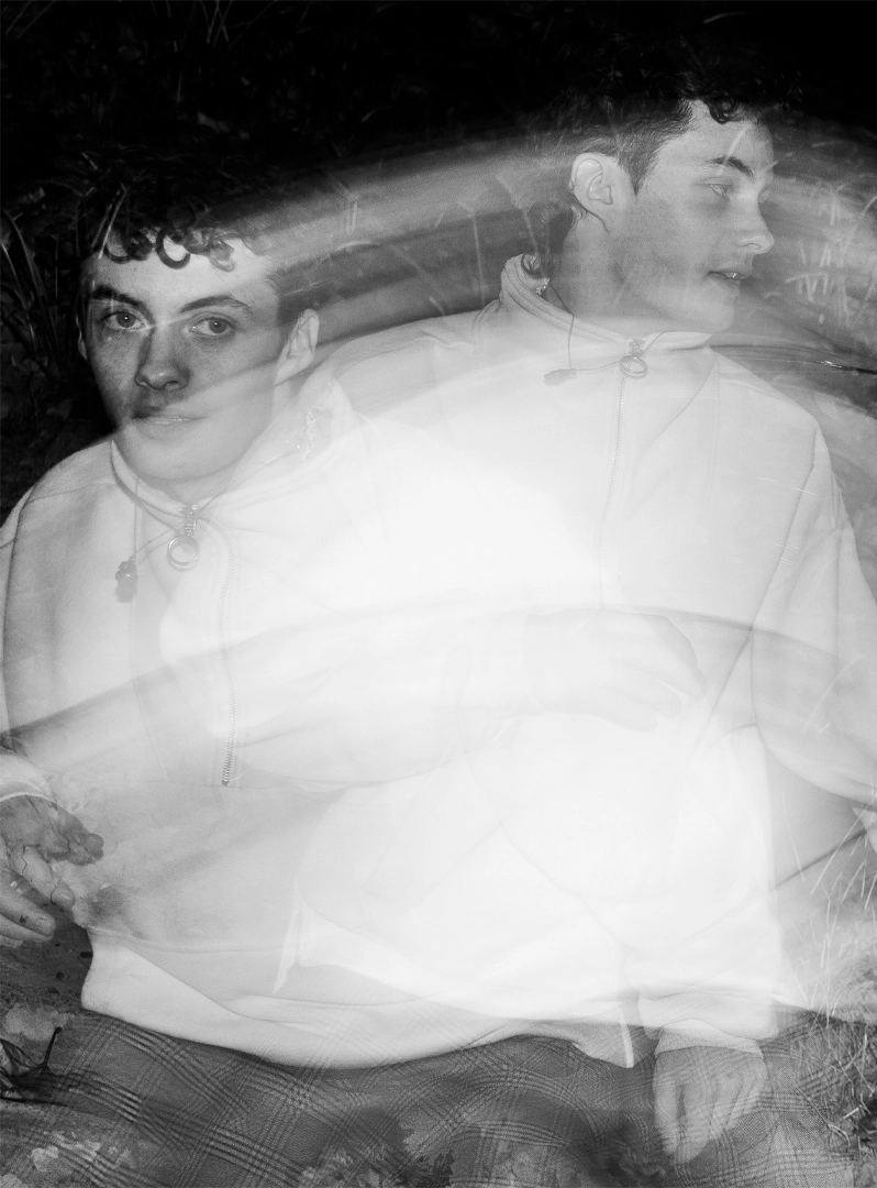 Double exposition sur un portrait noir et blanc argentique