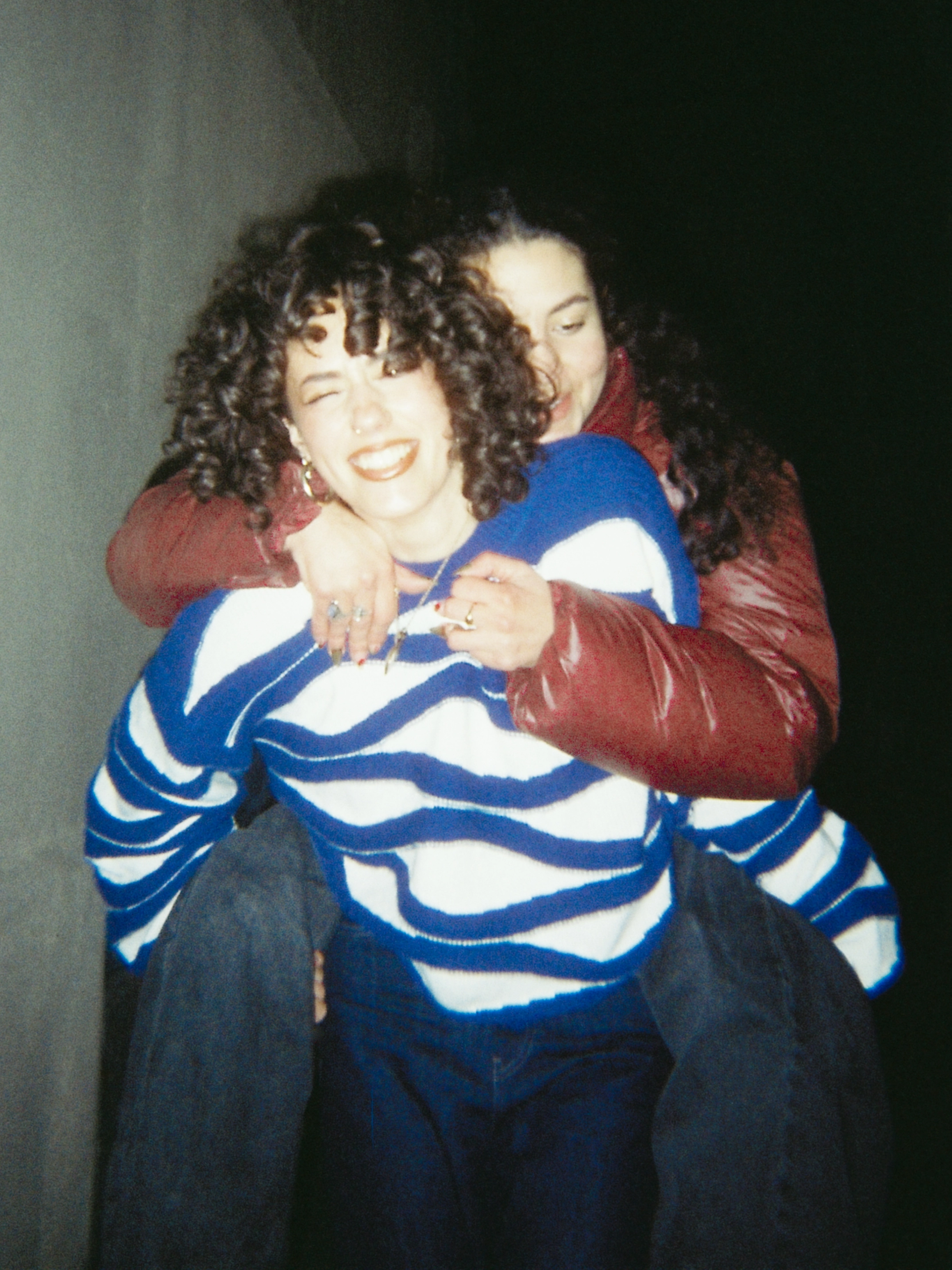 Photo lifestyle d'amis la nuit au flash