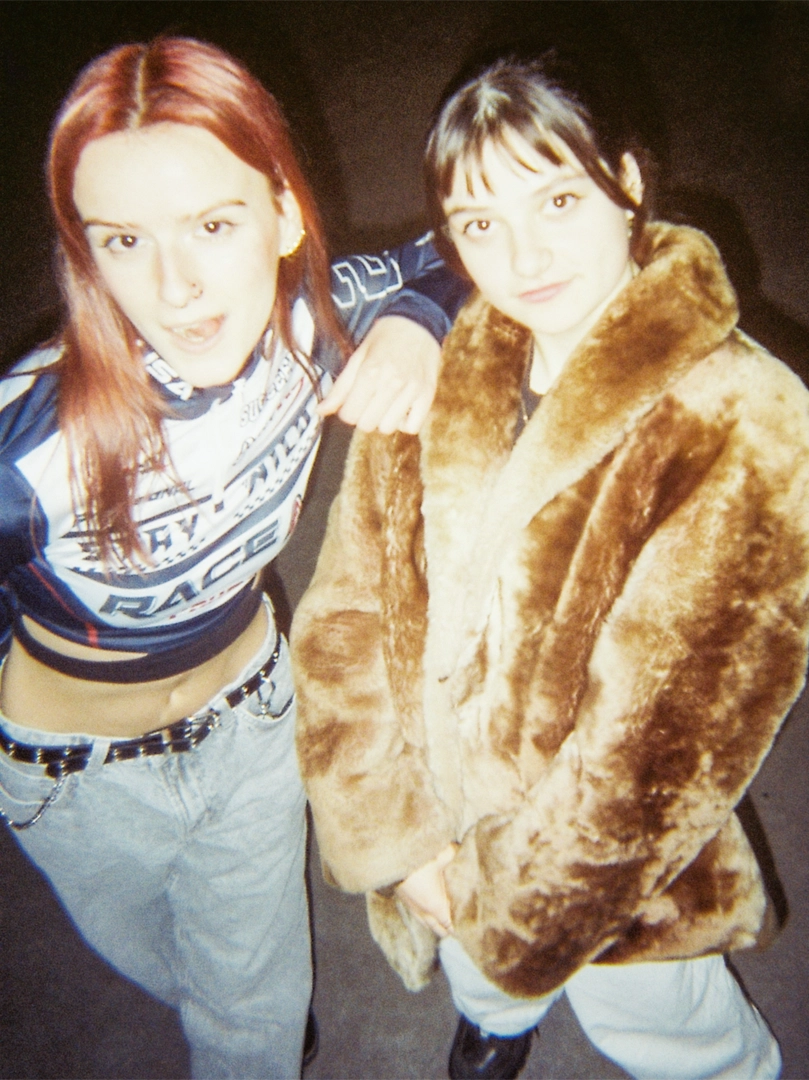 Portrait en duo de femmes, style années 2000