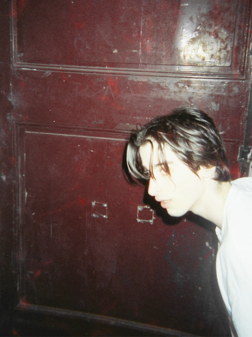 Portrait urbain nocturne d'un homme au flash