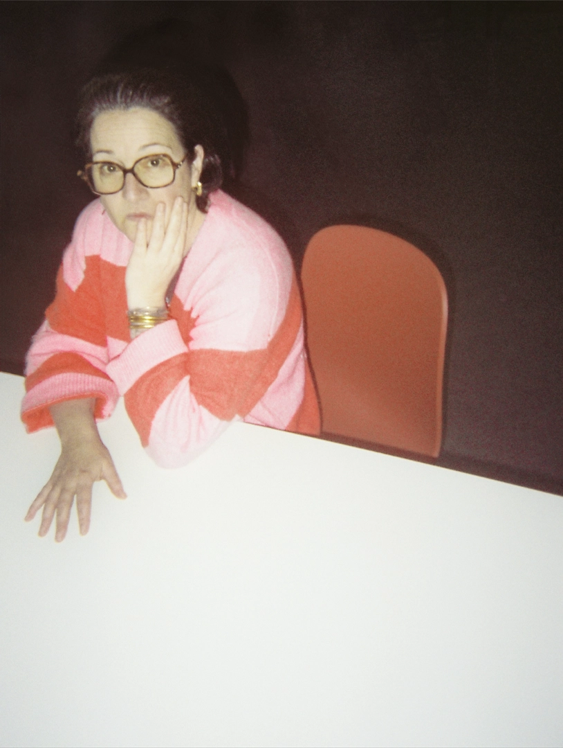 Portrait lifestyle d'une femme à lunettes