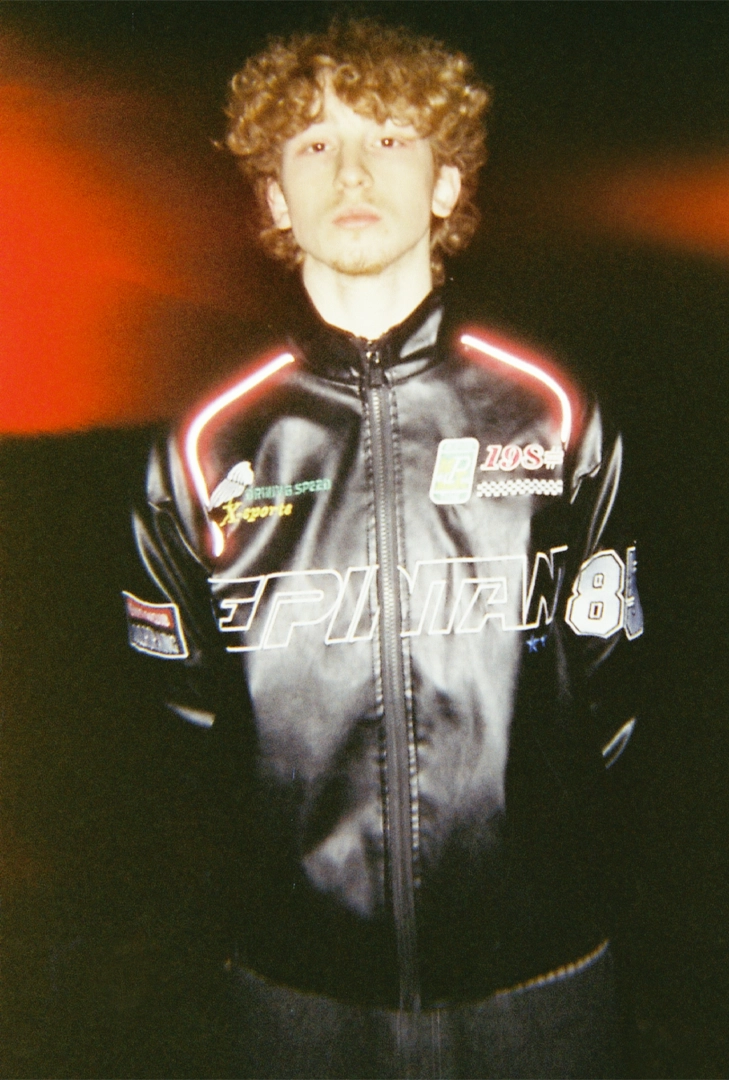 Portrait d'un homme en veste de cuir racing la nuit