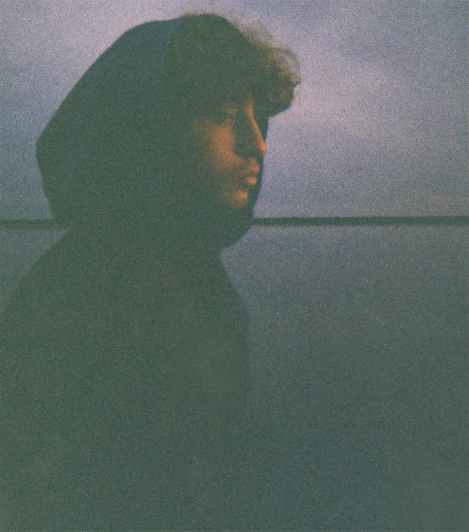 Portrait argentique granuleux d'un homme à capuche