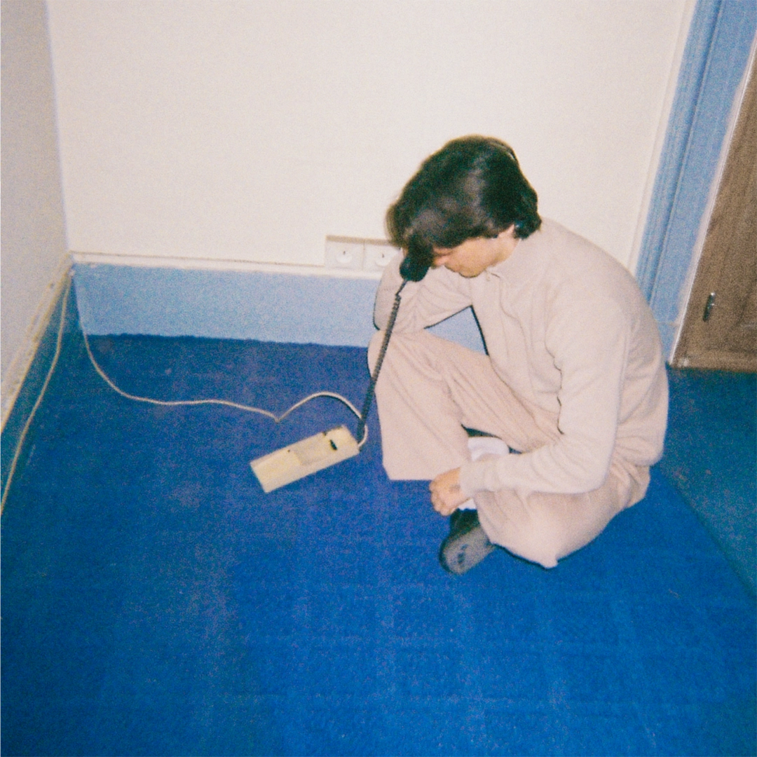 Photographie conceptuelle d'un homme avec un téléphone vintage