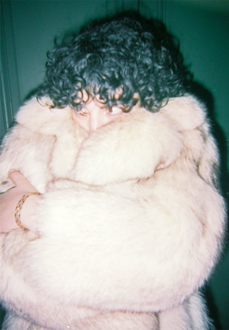 Portrait de mode féminin en fourrure, style argentique