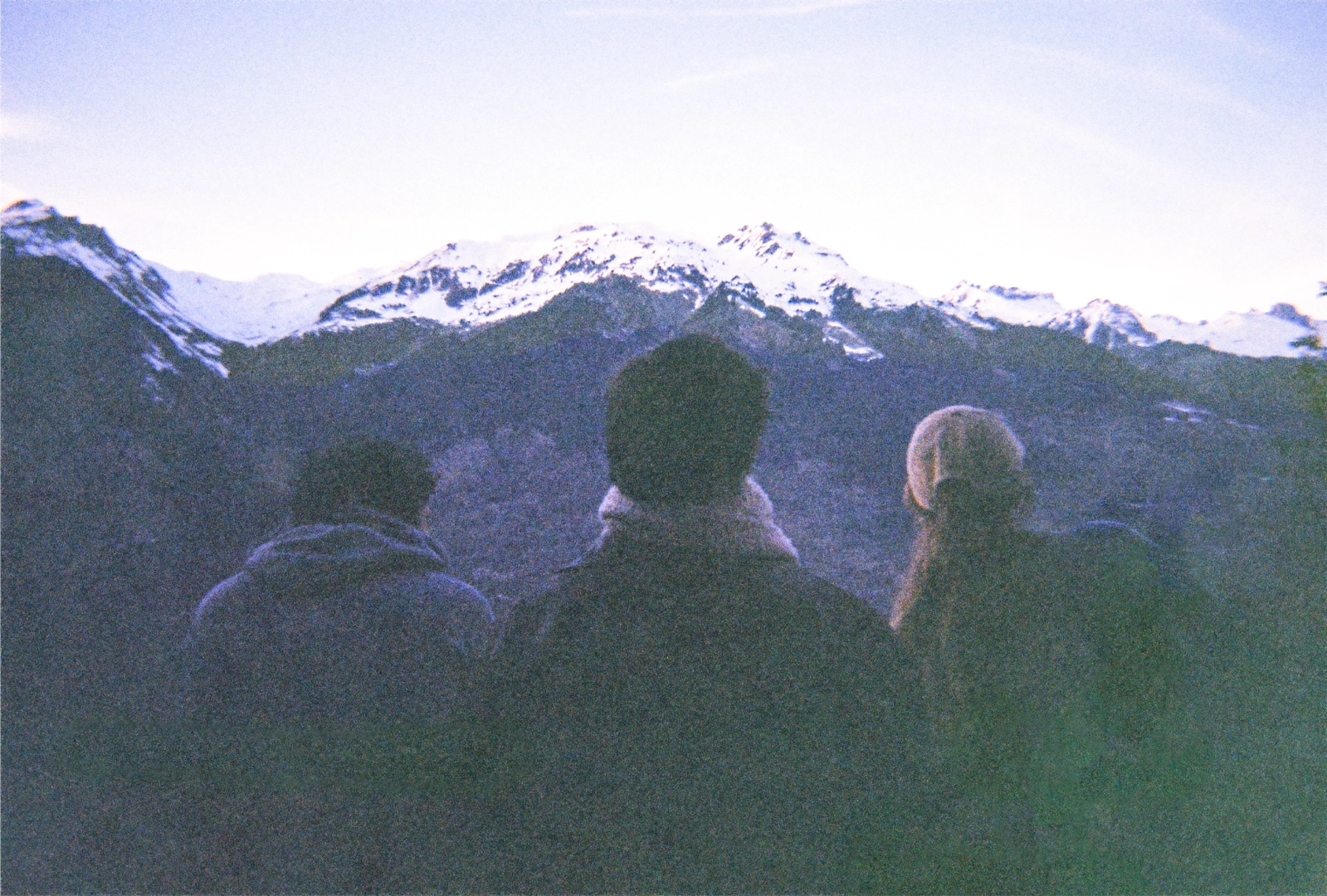 Portrait de groupe à la montagne, paysage argentique