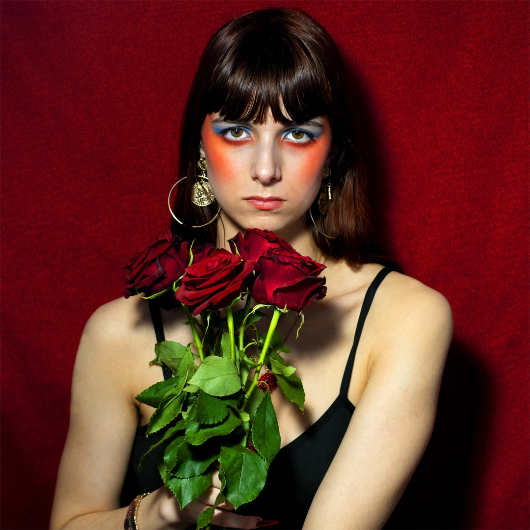 Portrait éditorial d'une femme avec des roses rouges