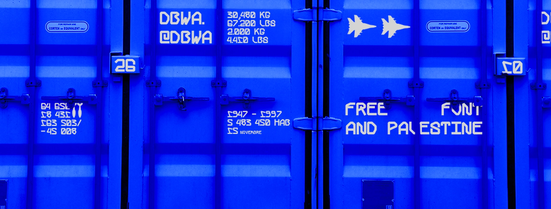 Mise en situation de la typographie Ronce Noire sur un container maritime bleu